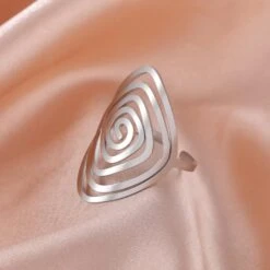 Dreamtimes Tourbillon Géométrique Anneau Spiral Tourbillon Anneau Tressé Wrap Style Femmes En Acier Inoxydable Exagéré Réglable Pouce Ouvert Anneau De Mode Bijoux Cadeau Pour Femme Petite Amie Jour De Noël/Valentin Jour Cadeau -Rose Magasin 61f5LWFk6sL. AC UL1500