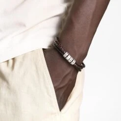 Sett&Co - Bracelet Personnalisé "Quest" Marron/Noir En Cuir Avec Jusqu'à 7 Perles Personnalisées Avec Inscription - Argent Sterling 0.925, Plaqué Or 18K - Bijoux Gravés Pour Lui, Hommes, Papa - Cadeau Dainty Pour La Fête Des Pères, Noël, Saint-Valentin -Rose Magasin 710cLp22dqL. AC UL1500