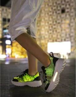 Chaussures LED PYYIQI Fibre Optic Pour Les Enfants Chaussures Light Up Sneaker Pour Les Garçons Filles Chaussures Flashing Dancing Pour Les Festivals, Noël, Halloween, Fête Du Nouvel An Avec Charge USB -Rose Magasin 713sGUyNydL. AC UL1500