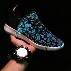 Chaussures à Fibre Optique LED PYYIQI Sneakers Lumineux Pour Femmes Hommes Baskets Lumineuses Sneakers Clignotants Pour Festivals, Noël, Halloween, Fête Du Nouvel An Avec Charge USB, Blanc 16 Chaussures à Fibre Optique LED PYYIQI Sneakers Lumineux Pour Femmes Hommes Baskets Lumineuses Sneakers Clignotants Pour Festivals, Noël, Halloween, Fête Du Nouvel An Avec Charge USB, Blanc -Rose Magasin 71ccjy rfS. AC UL1500