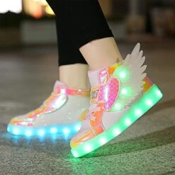 BFOEL Kids Light Up Chaussures LED USB Charge Flashing High-top Wings Sneakers Boys Girls Trainers For Festivals Halloween Noël Nouvel An Fête Grand Cadeau -Rose Magasin 71mob1i08RL. AC UL1500