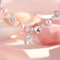 HGDEER Petites Filles Licorne Initial Bracelet Pour Fille/Grande-fille/Morceau | Rose Perle Et Strass Boules Bracelet | Réglable Longueur | Convient Pour Noël Et Anniversaire Cadeaux -Rose Magasin 71yitKzekML. AC UL1500