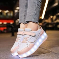 APTESOL Enfants Roller Chaussures Avec 2 Roues Détachables, Filles Garçons LED Light Up Skate Sneakers Pour Noël Anniversaire -Rose Magasin 81dhIJgLtiL. AC UL1500