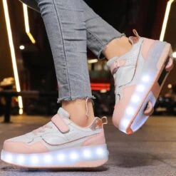 APTESOL Enfants Roller Chaussures Avec 2 Roues Détachables, Filles Garçons LED Light Up Skate Sneakers Pour Noël Anniversaire -Rose Magasin 81x1sQkpLIL. AC UL1500