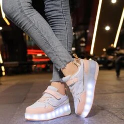 APTESOL Enfants Roller Chaussures Avec 2 Roues Détachables, Filles Garçons LED Light Up Skate Sneakers Pour Noël Anniversaire -Rose Magasin 91Wcu7GszL. AC UL1500